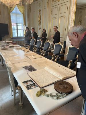 Guests of the ILAB delegation studying founding records of the Nobel Library